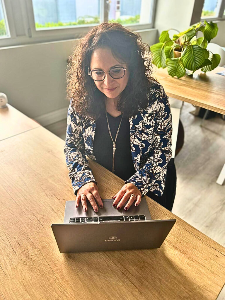 Diane en train d'écrire sur son ordinateur portable